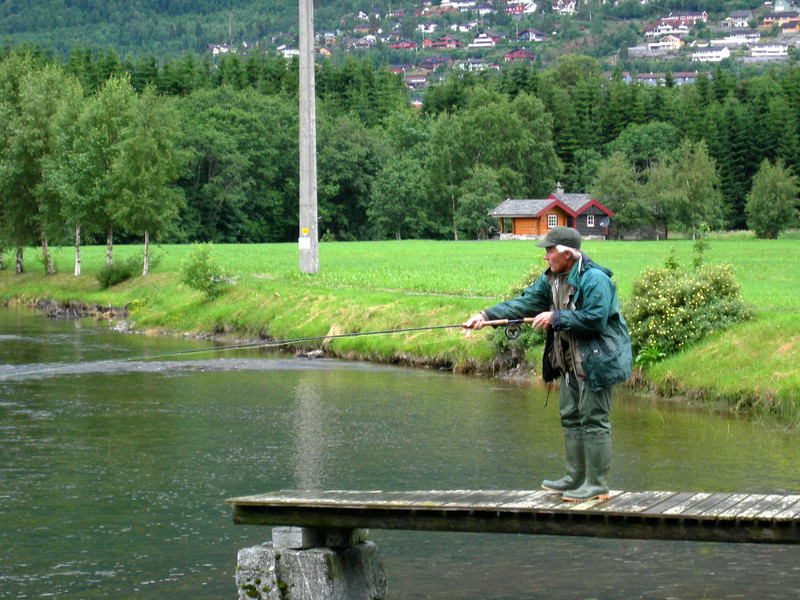 Kokk utanfor låven